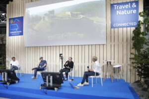 The Travel & Nature CONNECTED stage offers information on travel destinations, excursion destinations, nature experiences, tour tips, as well as camping and camping sites (Photo credit: Messe Düsseldorf/C.Tillmann)