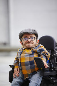 Raúl Krauthausen ist ein deutscher Aktivist, der sich für soziale Projekte einsetzt und selbst einige Projekte ins Leben gerufen hat. Krauthausen hat Osteogenesis imperfecta (umgangssprachlich „Glasknochen“) und ist auf einen Rollstuhl angewiesen. (Bildquelle: Anna Spindelndreier)
