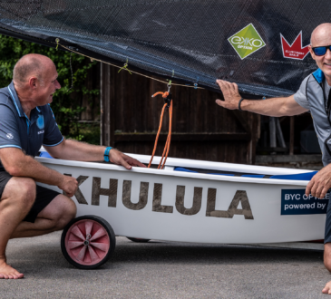Schauspieler Simon Licht mit seinem Gründerpartner Holger Ambroselli vor ihrem ersten nachhaltigen Boot.