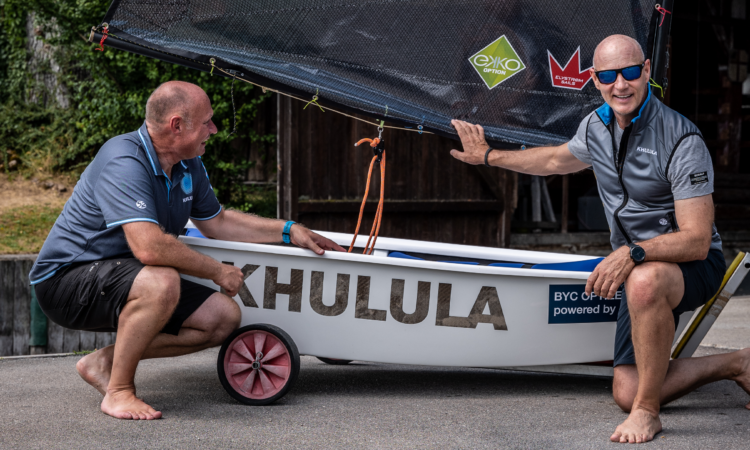 Schauspieler Simon Licht mit seinem Gründerpartner Holger Ambroselli vor ihrem ersten nachhaltigen Boot.