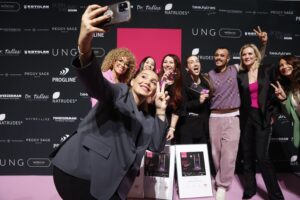 Die Gewinnerinnen, das Jury-Team und Loni Baur schießen ein Selfie