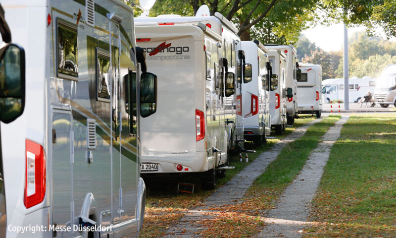Wohnmobile und Camper stehen reihenweise auf dem Caravan Center