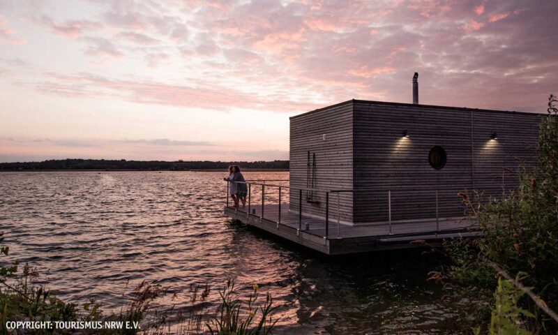 Hausboot am Diersfordter See bei Sonnenuntergang