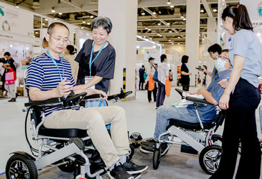 Rollstuhlfahrer auf der REHACARE CHINA