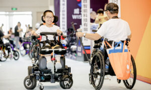 Zwei Rollstuhlfahrer begegnen sich in den Gängen der REHACARE CHINA
