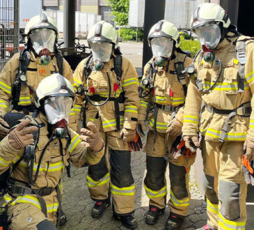 Einige Feuerwehrleute aus der Betriebsfeuerwehr der Messe Düsseldorf