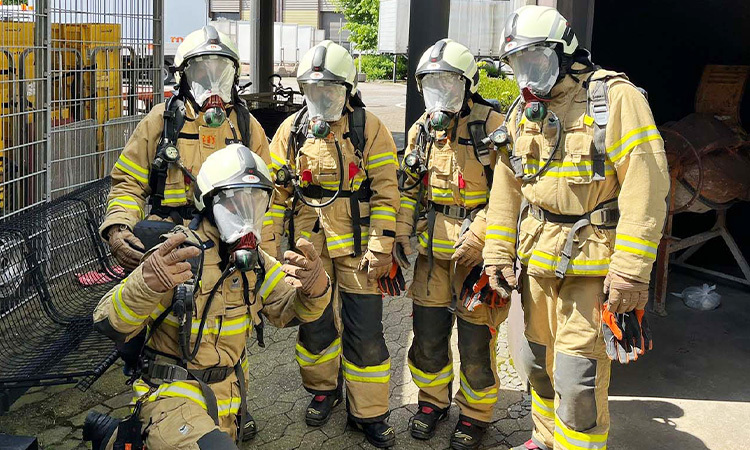 Einige Feuerwehrleute aus der Betriebsfeuerwehr der Messe Düsseldorf